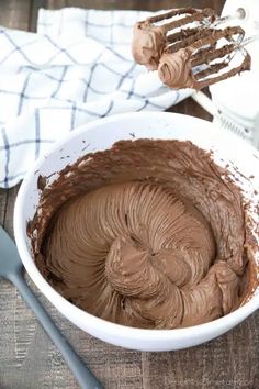 Chocolate Frosting Recipe Easy, Chocolate Buttercream Frosting, Gateaux Cake, Frosting Recipe, Chocolate Buttercream, Icing Recipe, Chocolate Frosting, Yummy Sweets