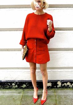 Red Monochromatic Outfit, Looks Street Style, Red Skirts, Red Outfit, Wearing Red, Mode Inspiration, Red Shoes, Red Sweaters, Look Fashion