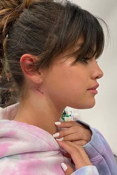 Selena Gomez Background, Selena Gomez Tattoo, Rare Tattoos, Selena Selena, Think Tattoo, Female Tattoos, Selena Gomez Cute, Neck Tattoos, Delicate Tattoo