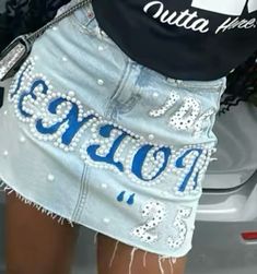 #senior2025 School Spirit Outfit Ideas, Cute Senior Jeans, Senior Custom Outfits, Senior Skirt, Homecoming Jeans Ideas, Senior Clothes, Senior Painted Jeans, Senior Year Planning