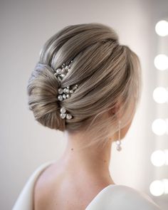 Elegant Wedding French Roll with Pearls Mother Of The Bride Hairdos, Mother Of The Bride Hairstyles, Bride Hairstyles Updo, Mother Of The Groom Hairstyles, Mother Of The Bride Hair, French Twist Hair, Simple Wedding Hairstyles