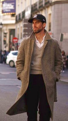 Discover timeless and sophisticated Office Old Money Fashion For Men. Get inspired by 20+ influencer-approved looks to elevate your style in 2024. Fashion Men 2023, Tweed Coat Outfit, Nice Outfits For Men, Winter Fashion For Men, Money Clothes