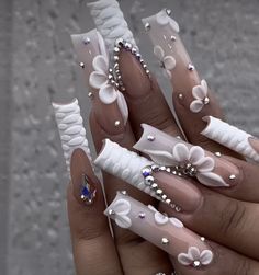 Short Coffin Flower Nails, White Nails Bling, White Bling Acrylic Nails, Quinceañera Nails, Nails For Quinceanera, Nails Art Easy, Nails Art Simple, Nail Art 2022, Design Nails Art