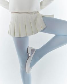 White Mary Janes Outfit, Blue Tights Outfit, Colorful Tights, Blue Stockings, Blue Tights, Tights Outfit, Mode Inspiration, Look Cool