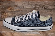 Zentangle designs Zentangle Shoes, Painting Canvas Shoes, Black All Stars, Artsy Shoes, Painted Canvas Shoes, Diy Sneakers, Painted Sneakers