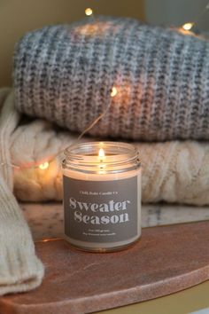 candle with sweaters and fairy lights Fall Aesthetic Cozy, Cozy Fall Aesthetic, Candle Autumn, Sage Sweater, Candle Smells, Autumn Candle, Fall Candle, Aesthetic Cozy, Sweater Season