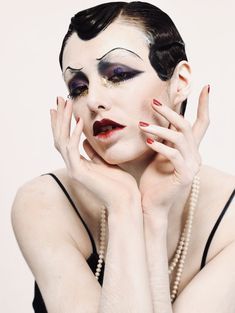 Beestung Lips 1920s, Roaring 20s Makeup, 1930s Beauty, 1920’s Makeup, Cabaret Makeup, 1920 Makeup, Androgynous Makeup, Flapper Makeup