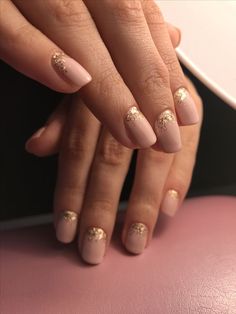 Biab Nail Design Gold, Pink Nails With Gold Glitter Accent, Gold Glitter Short Nails, Dusty Pink And Gold Nails, Nude Nails Gold Glitter, Pink Nails Gold Tips, Neutral Nails With Gold Glitter, Pale Pink And Gold Nails, Pink Nails With Gold Accent