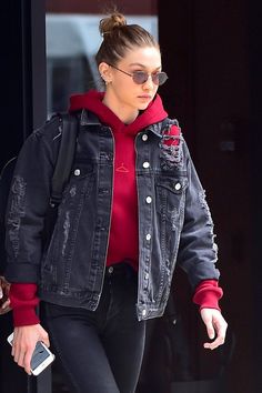 Gigi Hadid Jeans, Look 80s, Gigi Hadid Outfits, Denim Jacket Outfit, Popsugar Fashion, Hadid Style, Looks Street Style, Black Denim Jacket, Tomboy Fashion