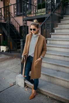 Stella Mccartney Coat, Camel Coat Outfit, Camel Sweater, Camel Sweaters, Foto Tips, Winter Outfit Inspiration, Camel Coat, Sweater Coat, Coat Outfits