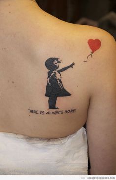 Ideas tatuajes pequeños y originales, graffiti Banksy niña con globo Banksy Tattoo, Hope Tattoo, Unique Tattoos For Women, There Is Always Hope, Small Shoulder Tattoos, Small Tattoos With Meaning, Small Meaningful Tattoos, Small Wrist Tattoos, Cool Small Tattoos