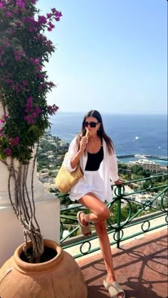 Monochrome Outfits Summer, Beach European Style, Pompeii Outfit Ideas, Italy Summer Outfits Plus Size, European Sightseeing Outfits, East Coast Summer Aesthetic Outfit, Florence Outfit Summer, Europe Holiday Outfits, French Riviera Aesthetic Outfit