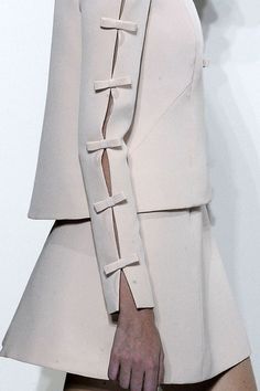 Valentino Detail Couture, Chique Outfits, Couture Details, Clothing Details, Abayas Fashion, Mode Inspiration, Couture Collection, White Fashion, Sleeve Detail