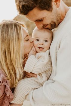 Photoshoot Ideas In Home 6 Month Session, 9 Months Baby Photoshoot, 2 Months Baby Photoshoot, 2 Month Baby Picture Ideas, Family Of 3 Photoshoot, Family Of 3 Photo Ideas, Fall Photoshoot Family, Outdoor Family Photoshoot, June Photography