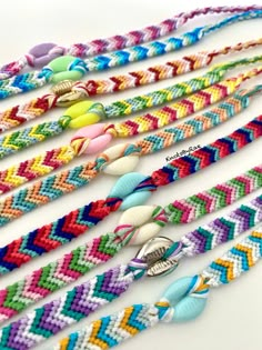 Cowrie Shell Friendship Bracelets are perfect for the summer or to wear year around! These Chevron Sea Shell Bracelets make for the perfect gift for any beach and water lover. Shell Friendship Bracelet, Frenship Bracelet, Friendship Bracelet Patterns Easy, Chevron Bracelet