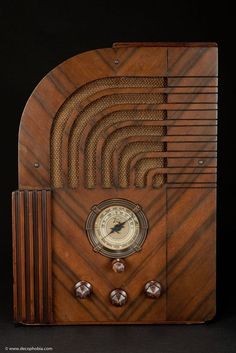 an old wooden radio with four dials on it