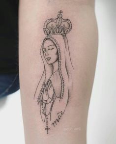 a woman with a crown on her head is depicted in this tattoo design by the artist