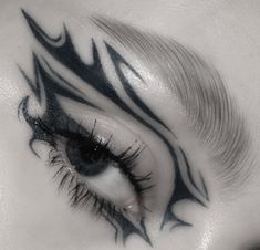 Black Liner Makeup, Black And White Eyeliner, Eyeliner Graphic, Graphic Aesthetic, Rave Makeup