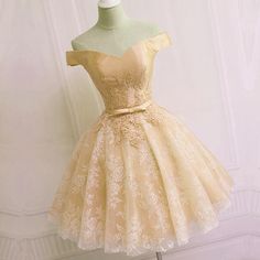 Tyylikkät pitsi -applikaatiot, jotka satiini olkapäästä. Off The Shoulder Homecoming Dress, Quinceanera Theme, Damas Dresses, Quincenera Dresses, Homecoming Dress Short, Blue Champagne, Dama Dresses, Short Satin, Prom Theme