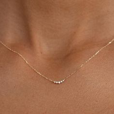 This 14k gold necklace features five diamonds arranged on a curved bar. The diamonds vary in size, with the largest in the center. 5 lab grown diamonds 0.106 total carat weight Prong setting Necklace has an adjustable length and can be worn at 16", 17" and 18" Small Diamond Jewelry, Linjer Jewelry, Simple Jewelry Necklace, Classy Jewelry Gold, Simple Gold Jewelry, Wedding Jewelry Gold, خواتم خطوبة, Simple Gold Necklace, Necklaces Simple