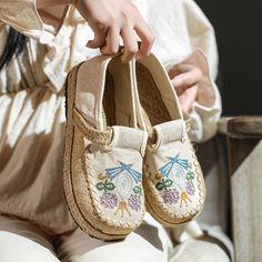 Summer New Ethnic Style Women's Single Shoes Lazy One Step Round Toe Thick Sole Cotton Hemp Embroidered Shoes 



Mateial: Linen Bohemian Shoes, Embroidered Shoes, Folk Fashion, Round Toe Heels, Retro Pattern, Ethnic Style, Linen Clothes, Handmade Clothes, Retro Outfits