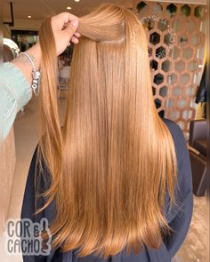 Raiz PERFEITA, check ✅ Agende seu horário nosso espaço em Brasília ou São Paulo📍 Strawberry Blonde Hair Straight, Light Ginger Hair, Light Brown Hair Styles, Strawberry Blonde Hair Ideas, Olivia Hair, Brown Hair Styles, Light Ginger, Red And Blonde