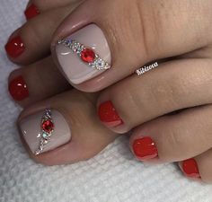 Rhinestone Pedicure Designs, Toe Nail Rhinestone Designs, Pedicure Ideas With Rhinestones, Fußnagel Design, Toe Nail Ideas Simple, Feet Nails Design Pedicures, Pretty Pedicures Toenails, Red French Tip Toe Nails, Fun Pedicure Ideas