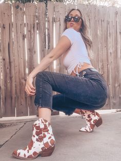 Crouch pose to copy for Instagram featuring cow print booties Show Off Shoes Pose, Poses For Shoes Picture Ideas, Poses Showing Off Shoes, Shoe Poses Instagram, Shoe Modeling Poses, Poses To Show Off Shoes