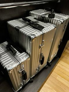 Rimowa Aesthetic, Rimowa Luggage Aesthetic, Luggage Rimowa, Anders Dragon Age, Rimowa Luggage, Luxury Luggage, Airport Aesthetic, Cute Luggage