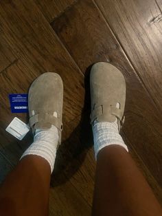 Birkin Stocks Clogs, Birkenstock Clogs Aesthetic, Birkenstock Outfit White, Birkenstock Clogs Outfit Black Women, Birken Clogs, Burken Stocks Shoes, Clogs Aesthetic, Birkenstocks Aesthetic, Birks Clogs