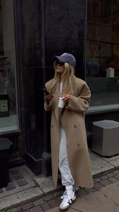 Victoria Xenia Quitzau on Instagram: "☕️🧢" Chic College Outfits Winter, Winter Athleisure Outfits 2024, Kati Core, Classy Athleisure Outfits, Nz Outfits, Samba Styling, Mum Vibes, Euro Winter, Wfh Outfits