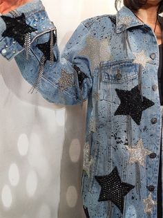 Jean Jacket Ideas Diy, Cool Jean Jackets, Jean Jacket Painted, Traje Cowgirl, Bling Denim, Customised Denim Jacket