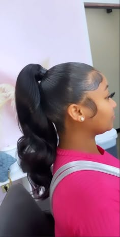 Flat Iron Curls Ponytail, Ponytail Styles Black Woman, Mid Sleek Ponytail, Short Sleek Ponytail, Blonde Ponytail Black Women, Middle Part Low Ponytail, Mid Ponytail Hairstyles Black Women, Ponytail Layers, Braided Ponytails