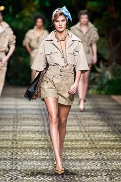 Dolce & Gabbana Spring 2020 Ready-to-Wear collection, runway looks, beauty, models, and reviews. 80s Runway Fashion, Safari Outfits, Fashion Gowns, Donatella Versace, 2020 Fashion, Fashion Videos