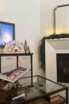 Christmas mantle with candles and bookcase with German decor Mantle Garland, European Christmas, Exterior Inspiration, Christmas Decorations Living Room, Decorations Ideas, Holiday Diy, Christmas Candles, All Things Christmas, Interior And Exterior