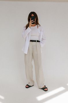 White Linen Shirt Outfit, Linen Shirt Outfit Women, Linen Blouse Outfit, White Trousers Outfit, White Blouse Outfit, Trousers Women Outfit, Linen Summer Outfits, Linen Shirt Outfit, White Tops Outfit