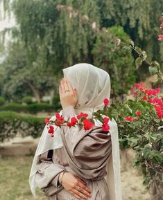 #dp #dpz Beautiful Girls Dp, Aesthetic Dps, Cute Modeling Poses, Dp Ideas, Girls Veiled, Best Fb Profile Pic, How To Wear A Blanket Scarf