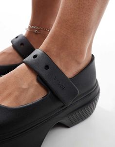 Zapatos de Crocs De la suela al cielo Tira ajustable Detalle de la marca de Crocs La plantilla Croslite se adapta a tu pie para un ajuste personalizado con mejor sujeción del arco plantar Plataforma ligera que no deja marcas Diseño unisex La talla mostrada en la parte inferior de todos los Crocs corresponde al tallaje de EE. UU. Sigue nuestras guías para comprar la talla perfecta Crocs Logo, Genderless Fashion, Converse Chuck Taylor White, Flip Flop Boots, Leopard Print Baby, Shorts Co Ord, Dress Rental, Maxi Dress Trend, Petite Maternity