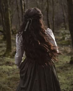 Cottagecore aesthetic cottagecore outfit hair inspiration nature photography secret garden nature Pastoral Aesthetic, Dark Cottagecore Fashion, Dark Cottagecore Aesthetic, Dark Cottage Core, Rosalie Hale, Living In Harmony, Dreamy Style, Medieval Aesthetic, Fairytale Aesthetic