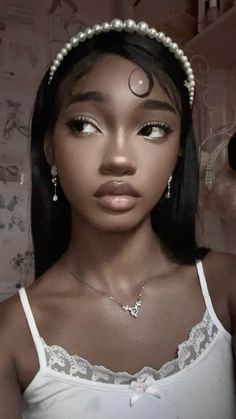 Eastern Makeup Look, Coquette Makeup Inspiration, White Pearl Makeup, Gyaru Makeup Black Women, Simple Gold Makeup, Uzzlang Makeup Look, Coquette Makeup Black Women, Makeup Looks Alternative, Picture Day Makeup School