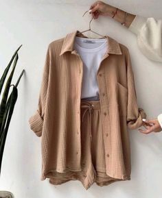 Coords Set Two Pieces, Strand Outfit, Casual Chique Stijl, Co Ords Outfits, Outfit Office, Stile Casual Chic, Button Outfit, Solid Color Pants, Cotton Sleepwear