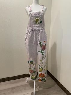 Upcycled preowned Universal Thread brand overalls pink denim light washed with floral cotton print appliqué. size 8 inseam 29 Cottagecore Wardrobe, Overalls Pink, Altered Clothing, Sewing Machine Projects, Pink Denim, Womens Jeans, Denim Overalls, Floral Applique, Universal Thread