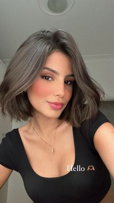 Short Hair Chic Outfits, Bob On Oval Face, Short Shoulder Length Hair With Bangs, Short Hair Selfie, Curling Short Hair, Short Shoulder Length Hair, Hair Color For Morena, Shoulder Length Hair With Bangs, Best Haircuts For Women