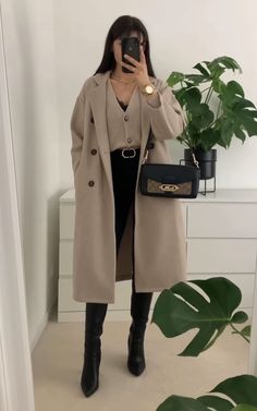 Half Boots Outfits, Beige Coat Outfit Casual, Beige Coat Outfit Classy, November Outfit Ideas, Beige Coat Outfit, Look Legging, Classy Winter Outfits, Winter Fashion Outfits Casual, Cold Outfits