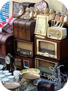 an assortment of antique items on display in front of a building