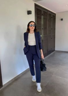 Outfits Azul, Office Uniform, Women's Outfit Sets, Women's Fashion Set, Cute Relationship Photos, Traje Casual, Navy Suit, Navy Blazer, Business Casual Outfits