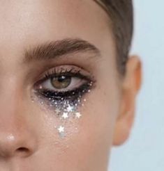 Glitter Witch Makeup Halloween, Silver Witch Costume, Silver Star Eye Makeup, Silver Face Glitter, Celestial Makeup Halloween, Space Aesthetic Makeup, Simple Space Makeup, Silver Space Makeup, Robot Makeup Look Simple