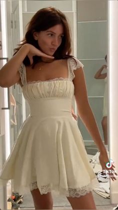 Aesthetic Elegant Dress, New York Fashion Aesthetic, Dresses Coquette, It Girl Dress, Casual Short Dresses, Aesthetic White Dress, Aesthetic Lipstick, Rockstars Gf, Coquette Outfits