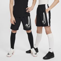 Don't let sweat hold you back. We infused the lightweight woven fabric of these shorts with our sweat-wicking tech to help you stay dry and comfortable as you fine-tune your skills. Ultras Football, New York Red Bulls, Soccer Shorts, As Monaco, Nike Tech Fleece, Kids Soccer, Women's World Cup, Nike Tech, Lace Headbands