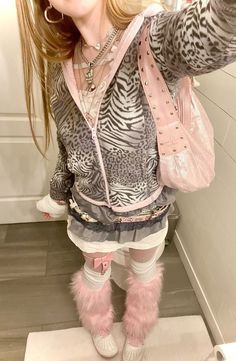 Gyaru Fashion Board, Harajuku Pink Outfit, Cute Outfits Gyaru, Faux Fur Leg Warmers Outfit, Gyaru Outfits For School, Pink Cheetah Print Outfit, 2000s Gyaru Fashion, Gyaru Pink Outfit, Y2k Harajuku Aesthetic